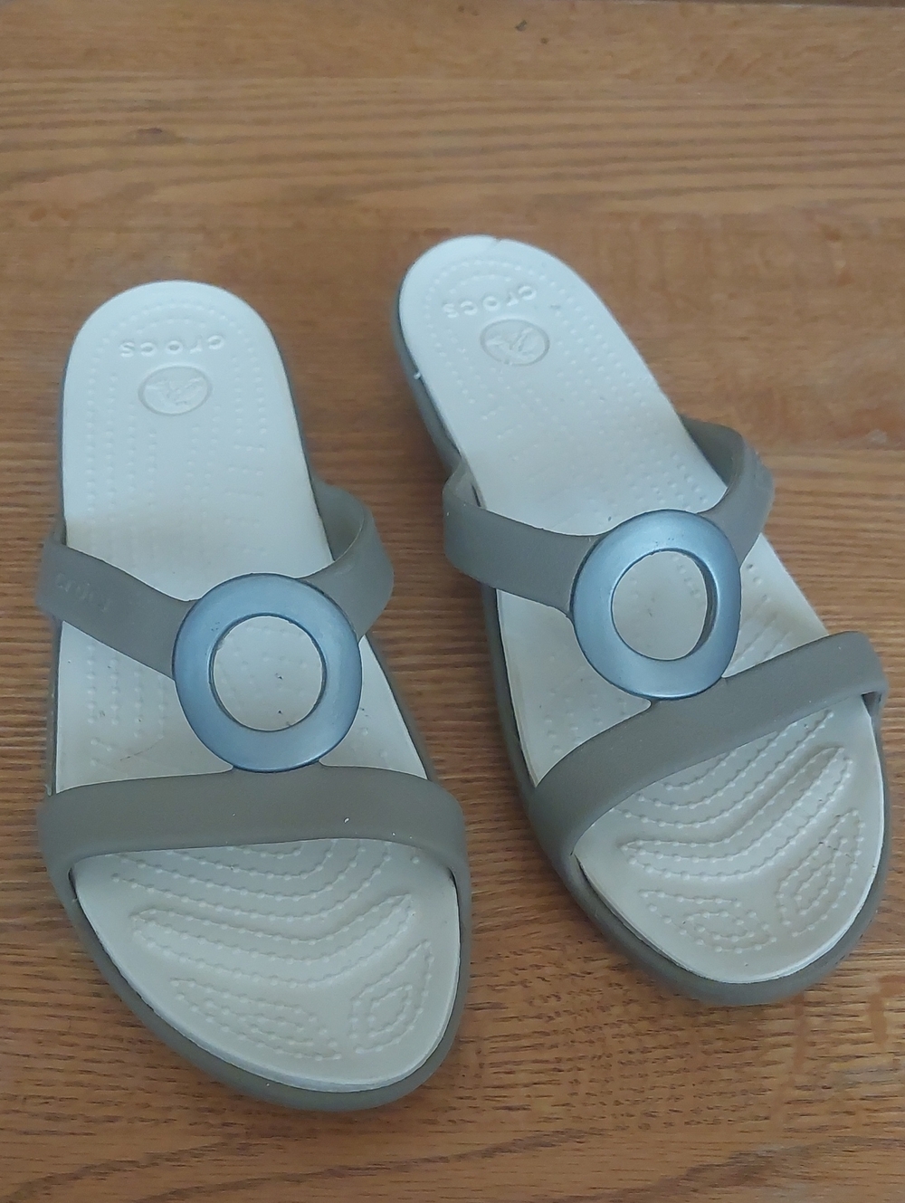 Crocs Women's Sanrah Beveled Circle Slide Sandal